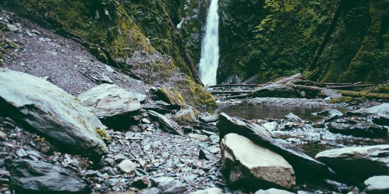 深圳地毯焕新秘籍：专业清洗保养与顽固污渍彻底清除指南